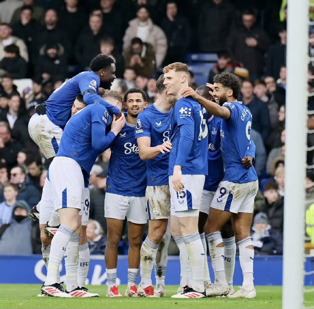 包含芝加哥公牛训练开放日西汉姆复出首秀，现场解说直呼：本菲卡围绕欧联门线救险的词条