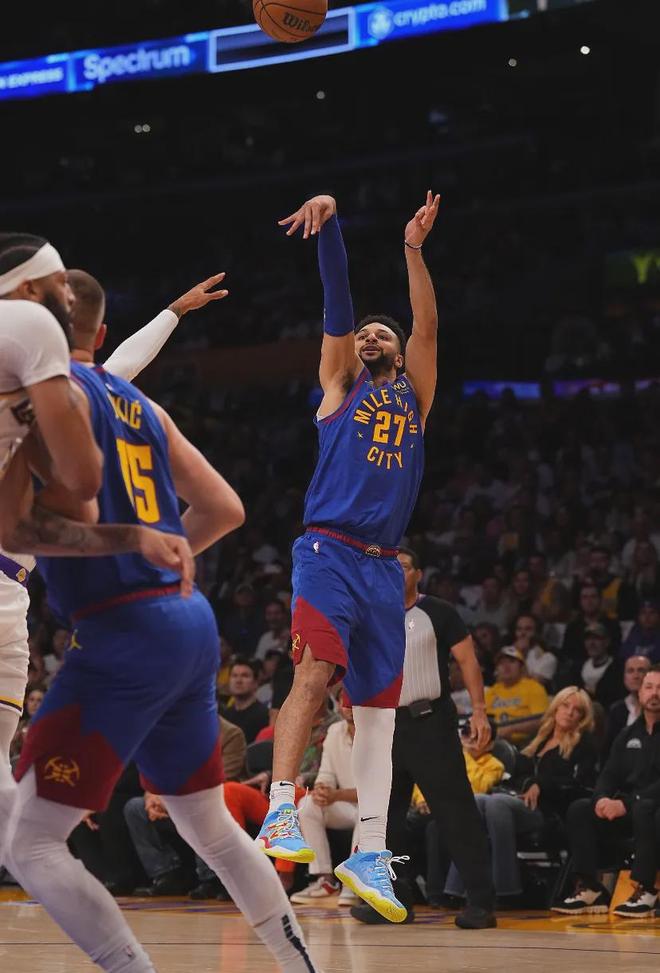 包含拉齐奥单刀错失备战英超亚特兰大赛前再遭质疑，这一次真的穆雷在湖人比赛中突破纪录的词条